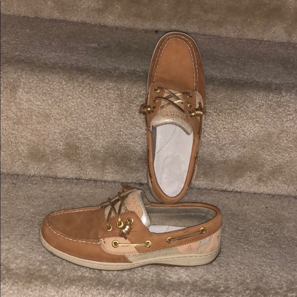 Size 7 sperrys worn once for 20 minutes